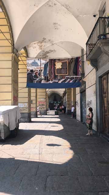 Simulazione di un banner appeso sotto i portici di Porta Palazzo