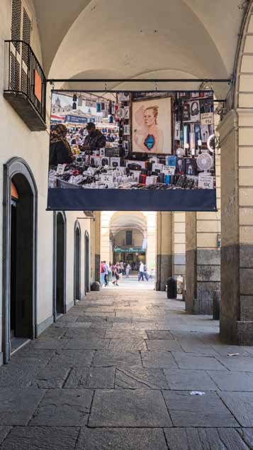 Simulazione di un banner con fotografia appeso sotto i portici